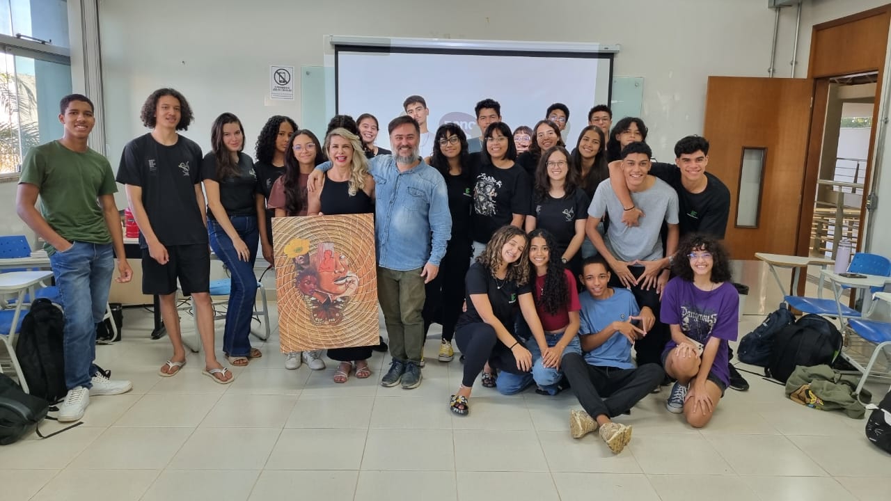 Lançamento da revista "Partes de um todo" reúne os artistas Lemuel Gandara, Lia Testa e os estudantes do segundo ano de Biotecnologia